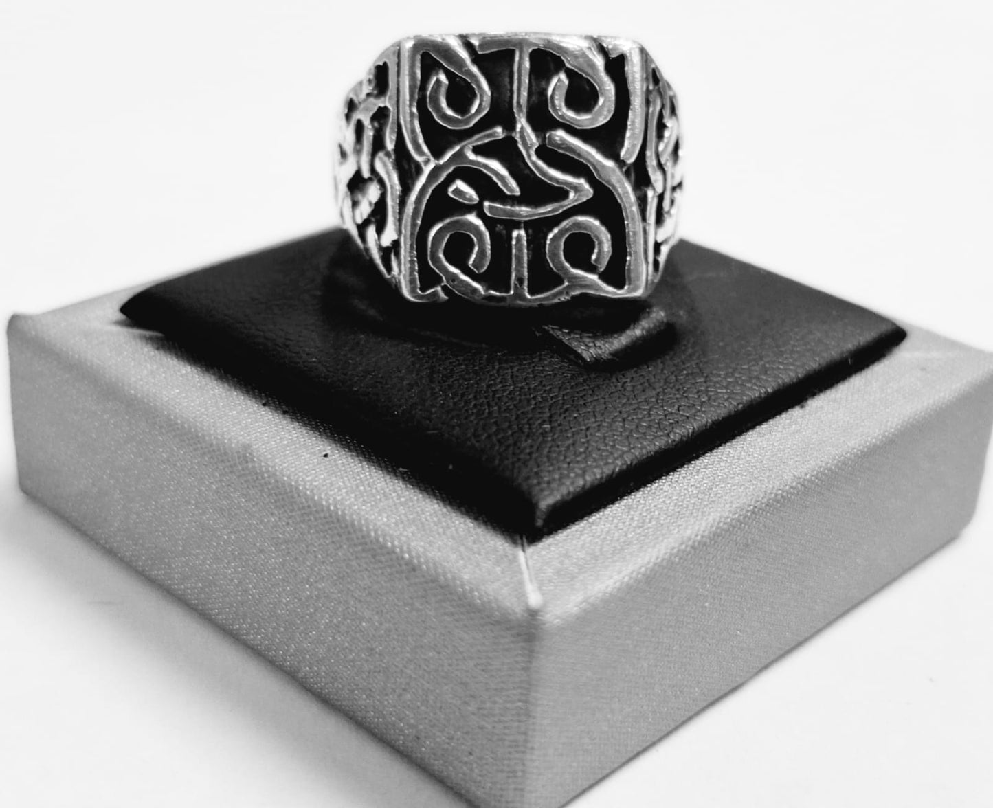 Anillo Nudo Celta en Plata Ley 925, vista frontal