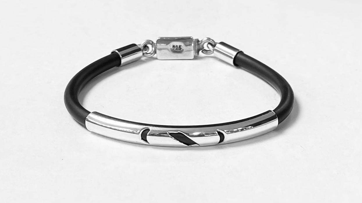 Sello de ley en el interior del brazalete en plata ley 925 con caucho