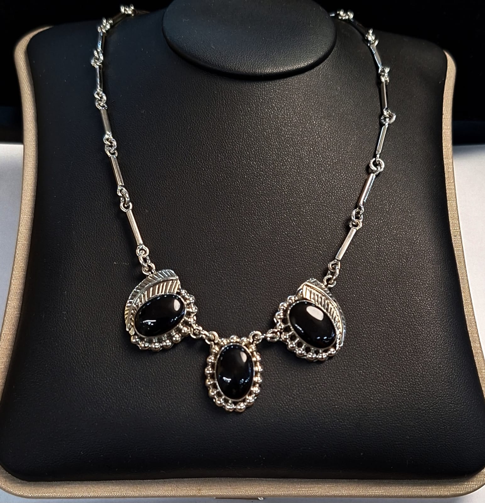 Collar Vintage con Incrustaciones de Obsidiana en Plata Ley 925, sello de autenticidad Plata Ley .925