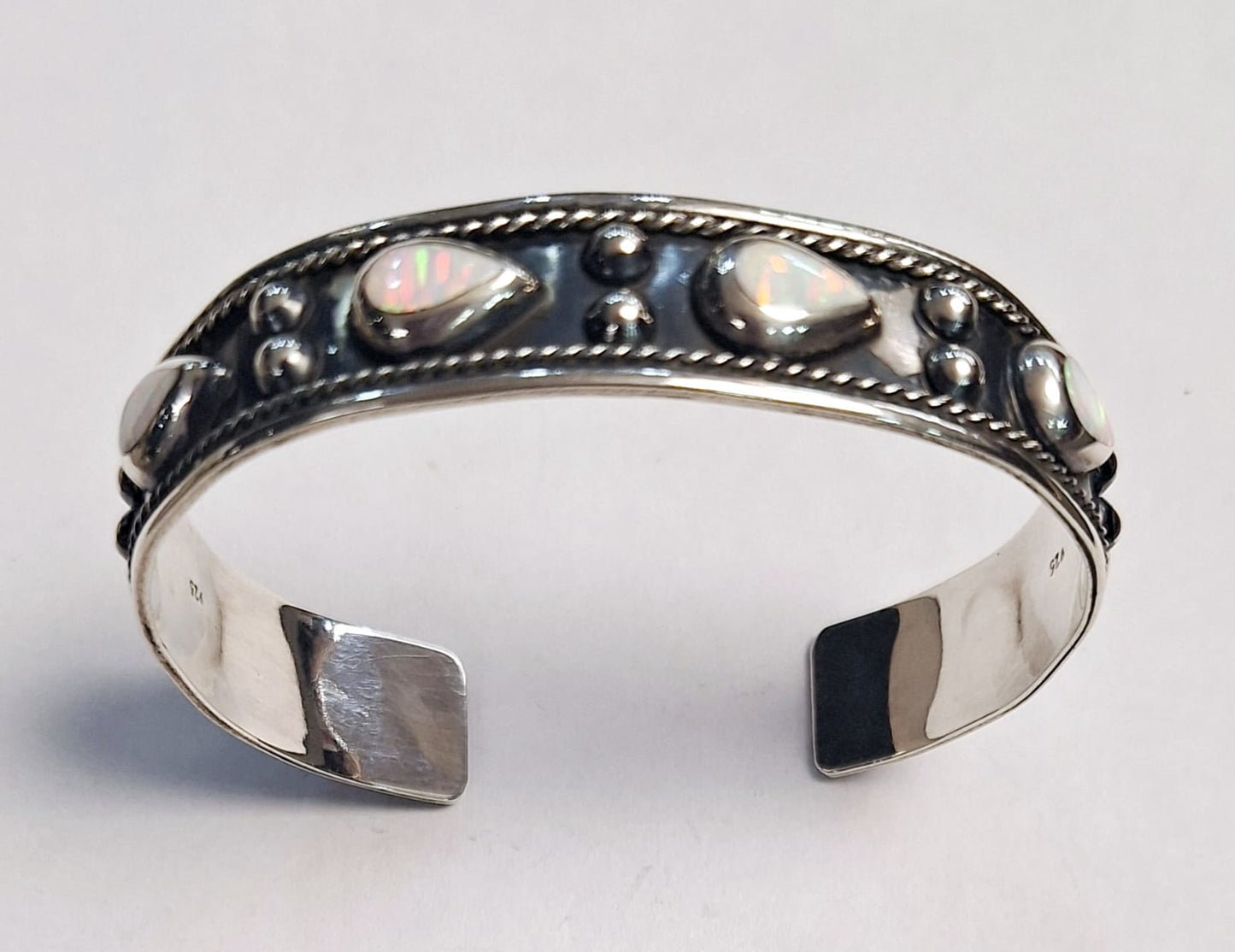 Sello de ley en el interior del brazalete con opalo en plata ley 925