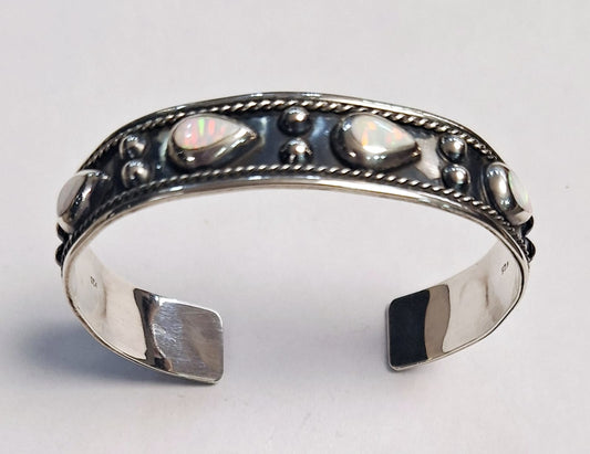 Sello de ley en el interior del brazalete con opalo en plata ley 925