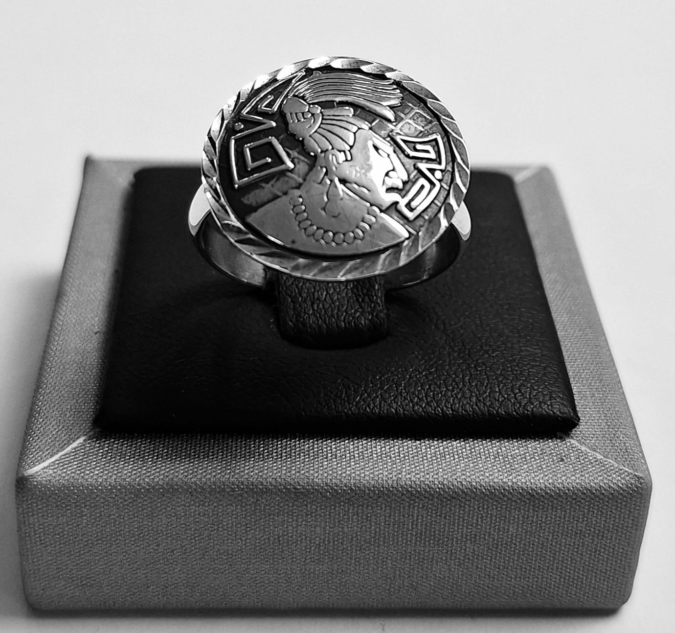 Sello de ley en el interior del anillo diamantada cabeza de palenque en plata ley 925