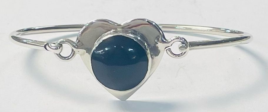 Sello de ley en el interior del brazalete con piedra de obsidiana en plata ley 925