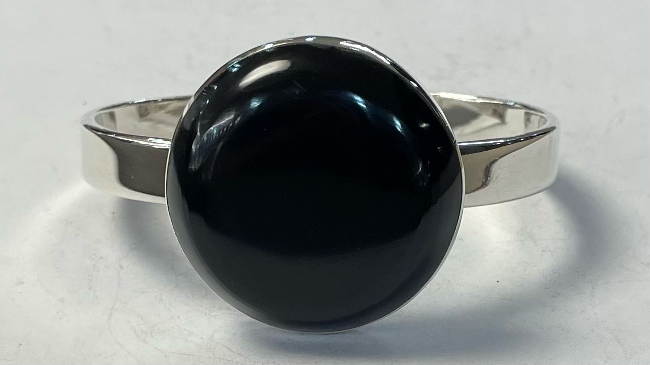 Sello de ley en el interior del brazalete con obsidiana en plata ley 925