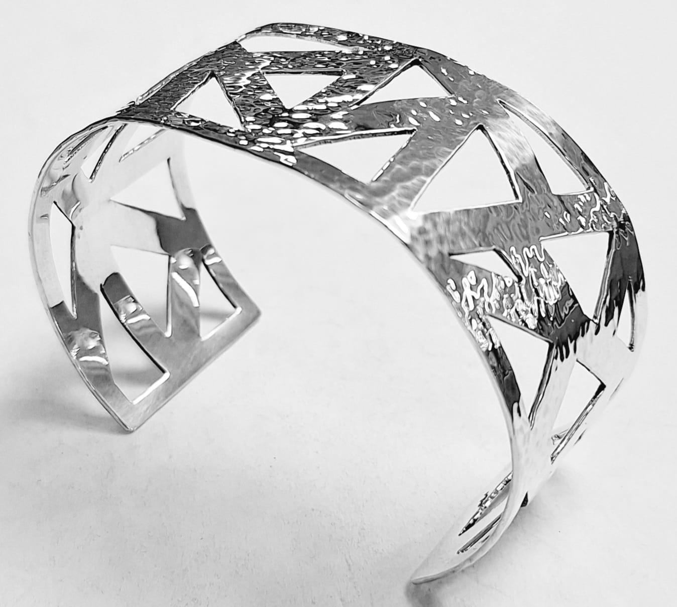Brazalete Martillado en Plata Ley 950, vista frontal