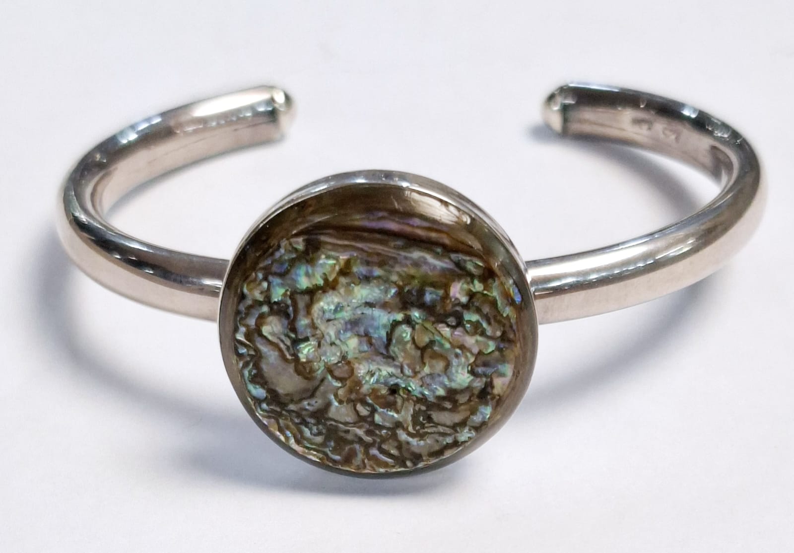 Sello de ley en el interior del brazalete con concha abulon en plata ley 925