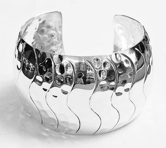 Sello de ley en el interior del brazalete martillado en plata ley 925