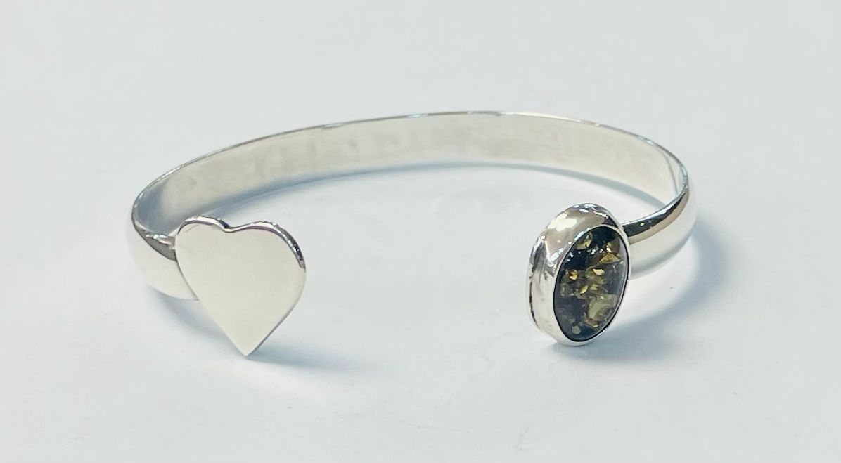 Sello de ley en el interior del brazalete con ambar en plata ley 925