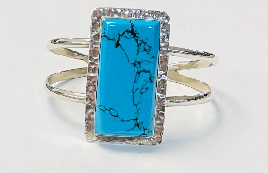 Sello de ley en el interior del brazalete en plata ley 925 con turquesa