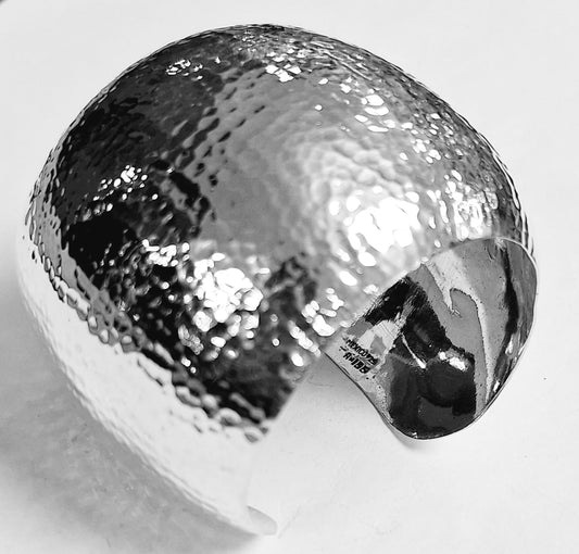 Sello de ley en el interior del brazalete martillada en plata ley 925