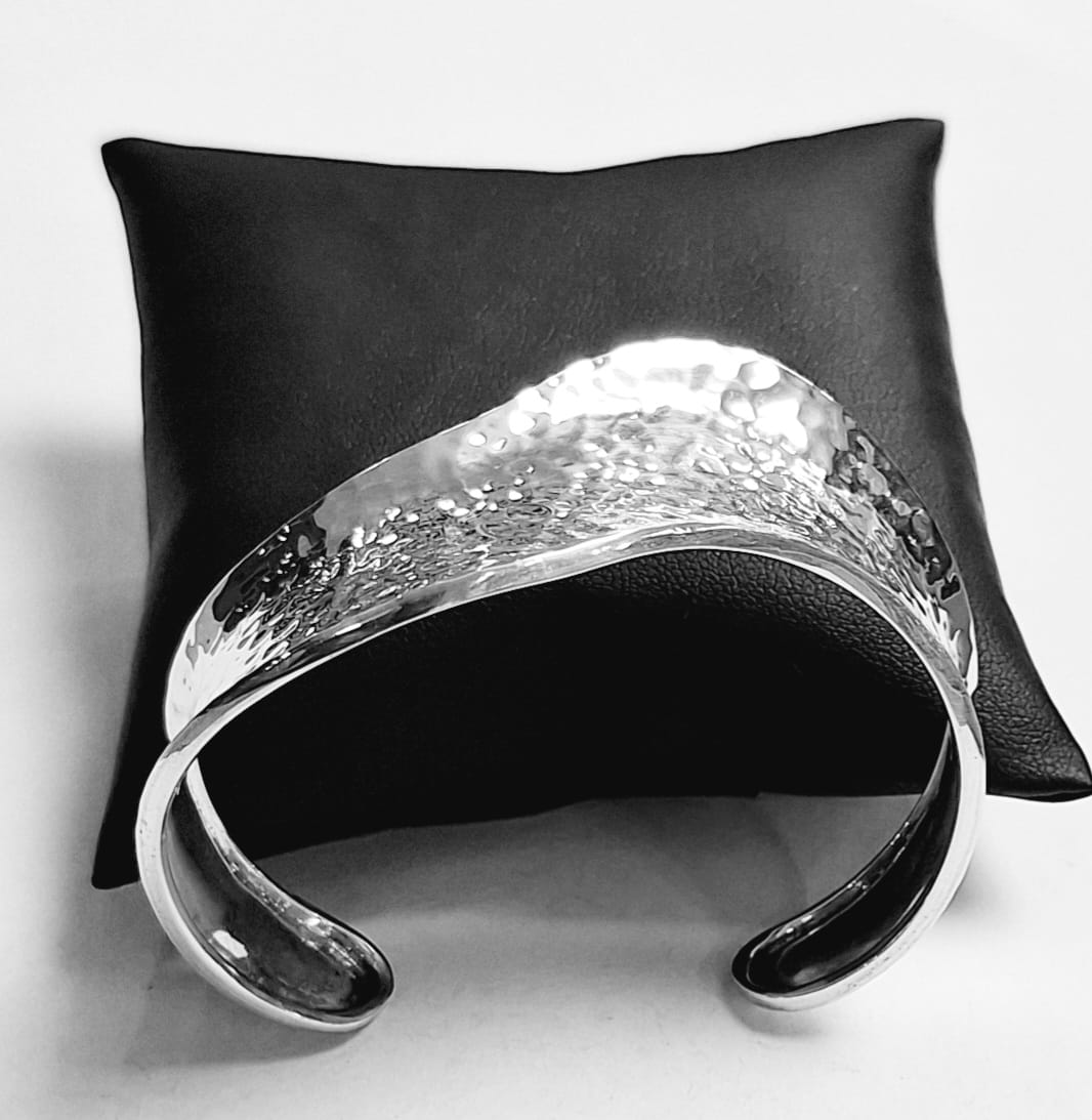 Brazalete Martillado en Plata Ley 925, sello de autenticidad Plata Ley .925