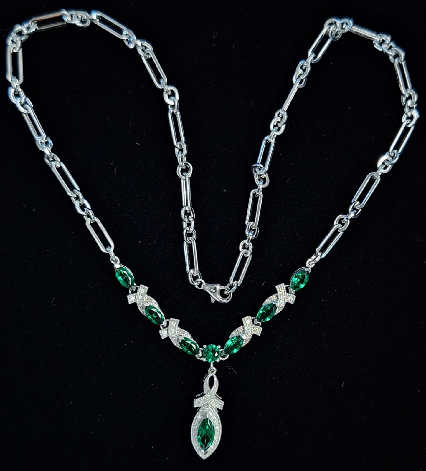Sello de ley en el interior del collar con incrustaciones de esmeralda en plata ley 925