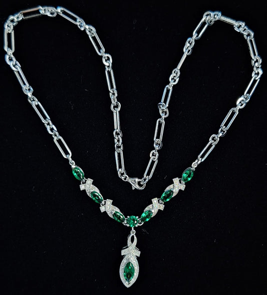 Sello de ley en el interior del collar con incrustaciones de esmeralda en plata ley 925