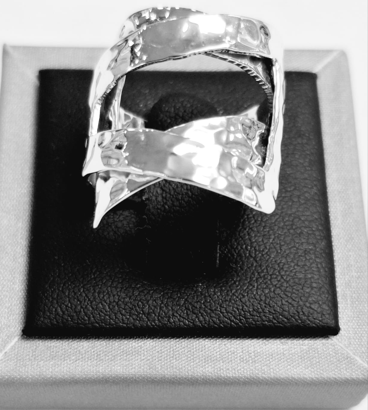Sello de ley en el interior del anillo martillado plata 925