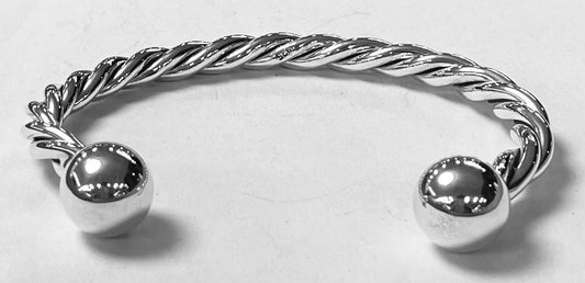 Sello de ley en el interior del brazalete en plata ley 925