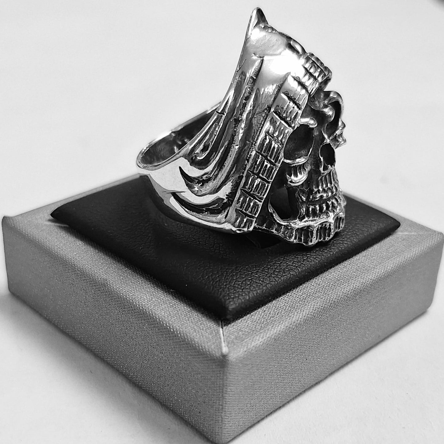 Anillo Calavera de Muerte en Plata Ley 925, sello de autenticidad Plata Ley .925