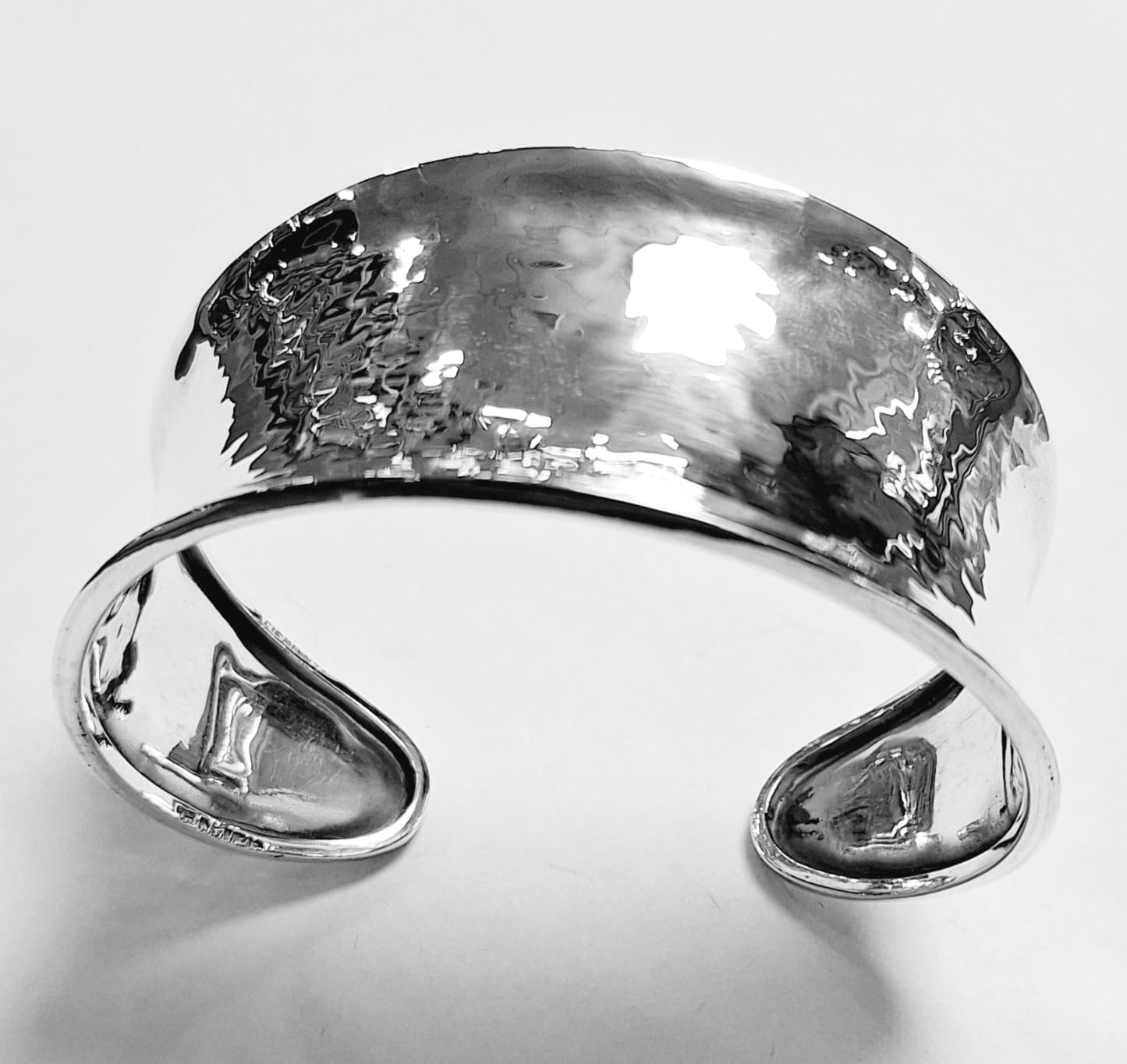Sello de ley en el interior del brazalete martillado en plata ley 925