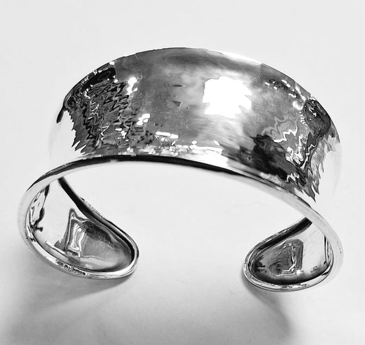 Sello de ley en el interior del brazalete martillado en plata ley 925