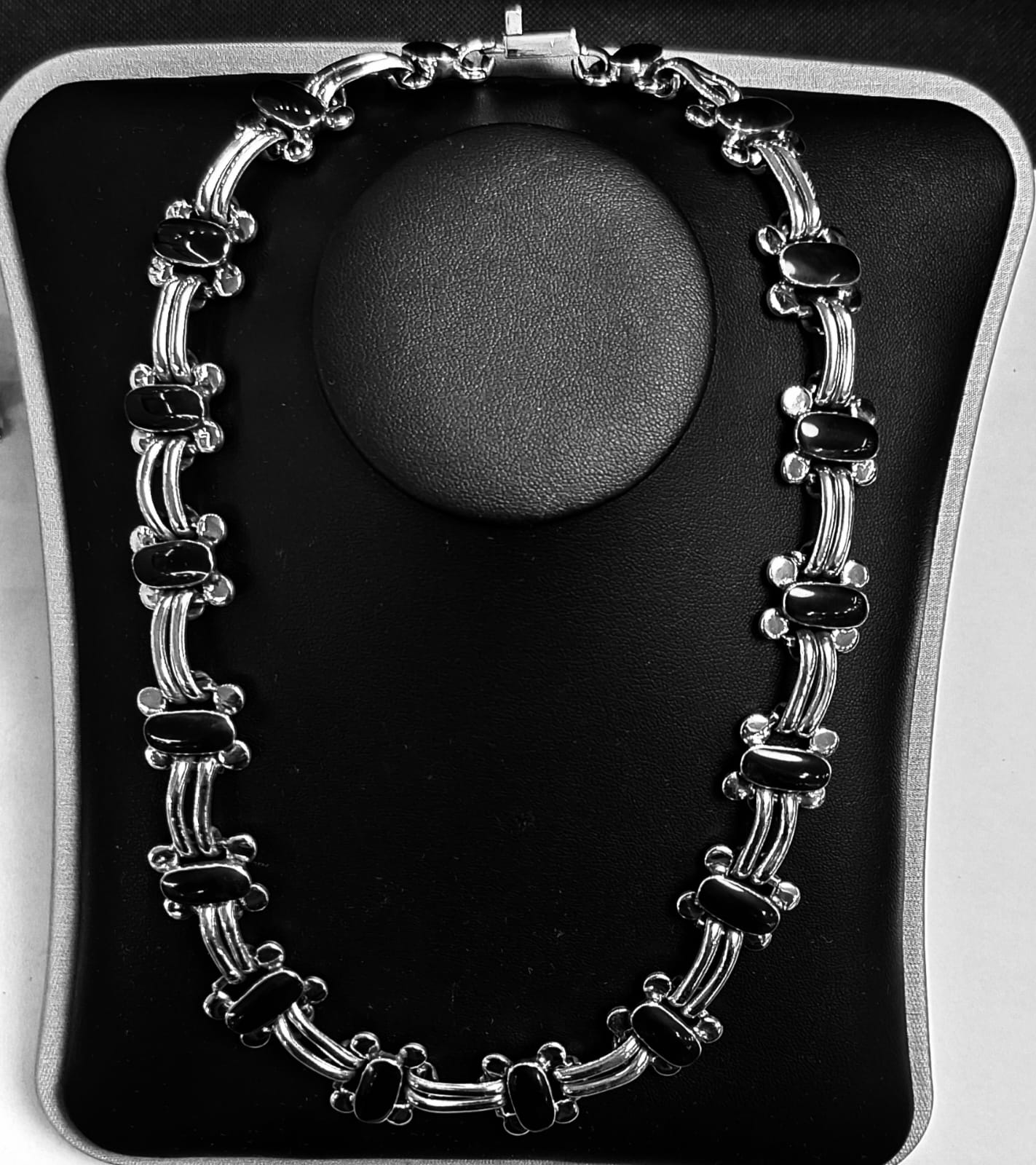 Collar con Incrustaciones de Piedra en Plata Ley 950, sello de autenticidad Plata Ley .925