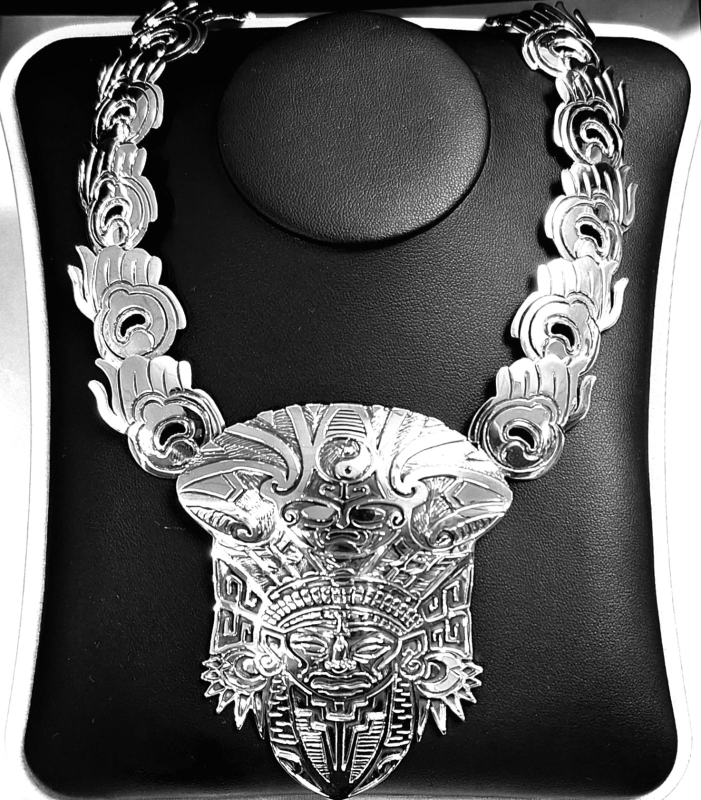 Collar Escudo Prehispánico Cultura Maya en Plata Ley 950, vista frontal