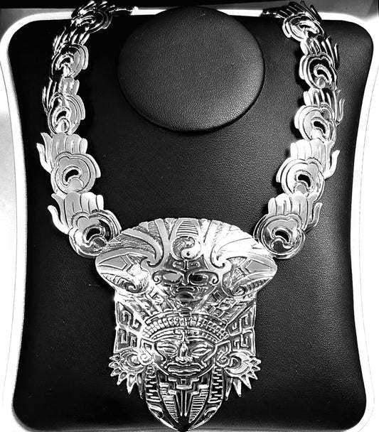 Collar Escudo Prehispánico Cultura Maya en Plata Ley 950, vista frontal