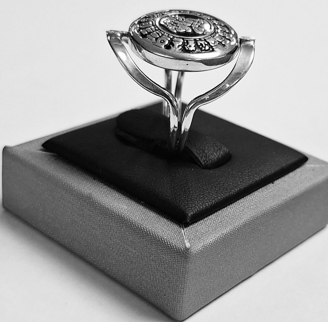 Sello de ley en el interior del anillo calendario maya en plata ley 925
