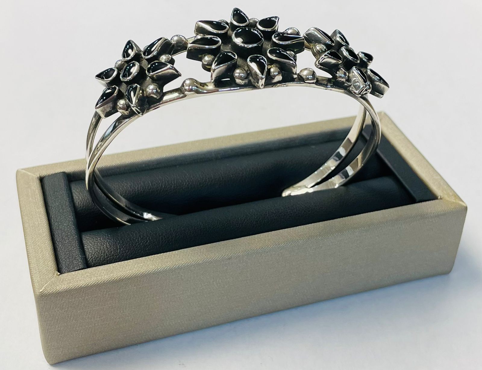 Brazalete en Plata Ley 925 con Obsidiana, vista frontal