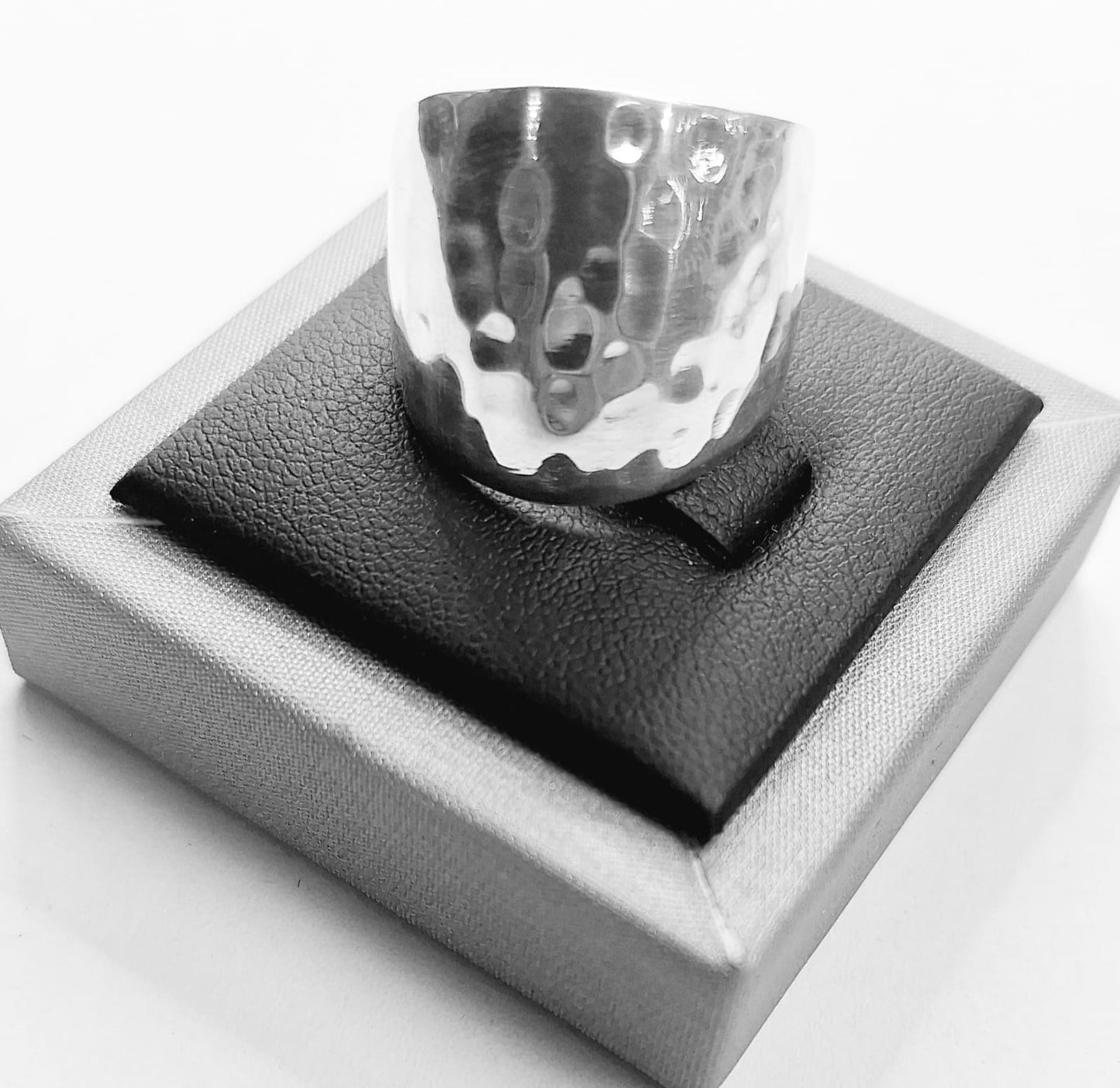 Anillo Martillado en Plata 925, vista frontal