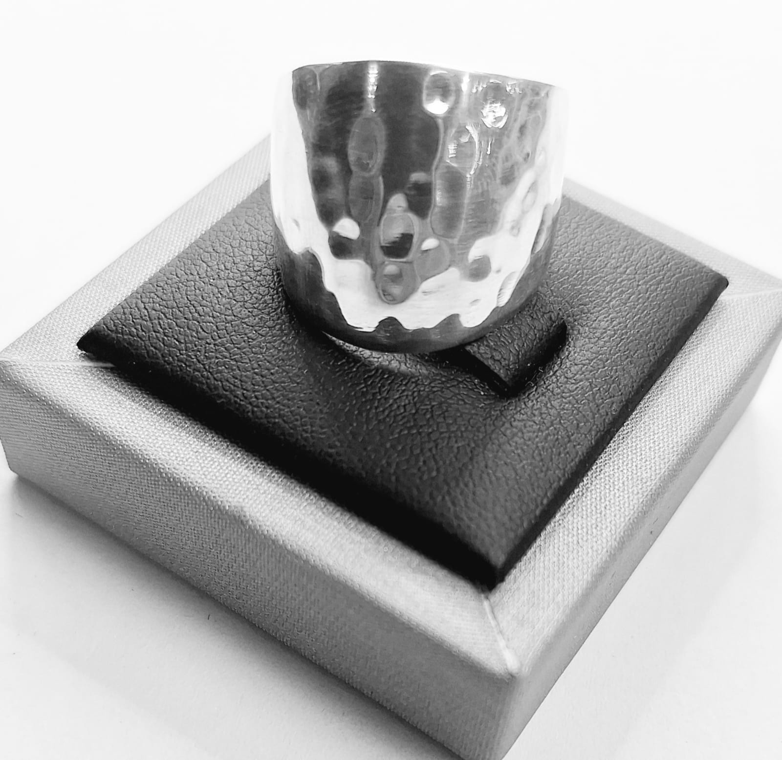 Anillo Martillado en Plata 925, vista frontal