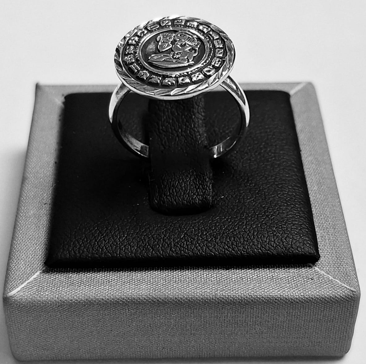 Sello de ley en el interior del anillo calendario maya diamantada en plata ley 925