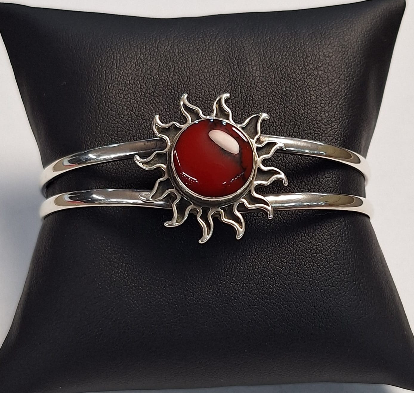 Brazalete con Coral en Plata Ley 925, sello de autenticidad Plata Ley .925