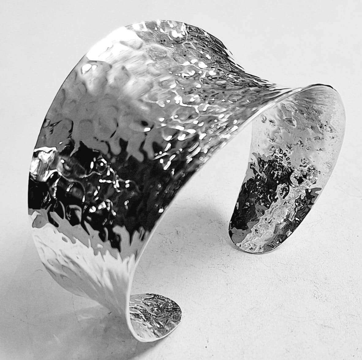 Brazalete Martillado en Plata Ley 925, vista frontal