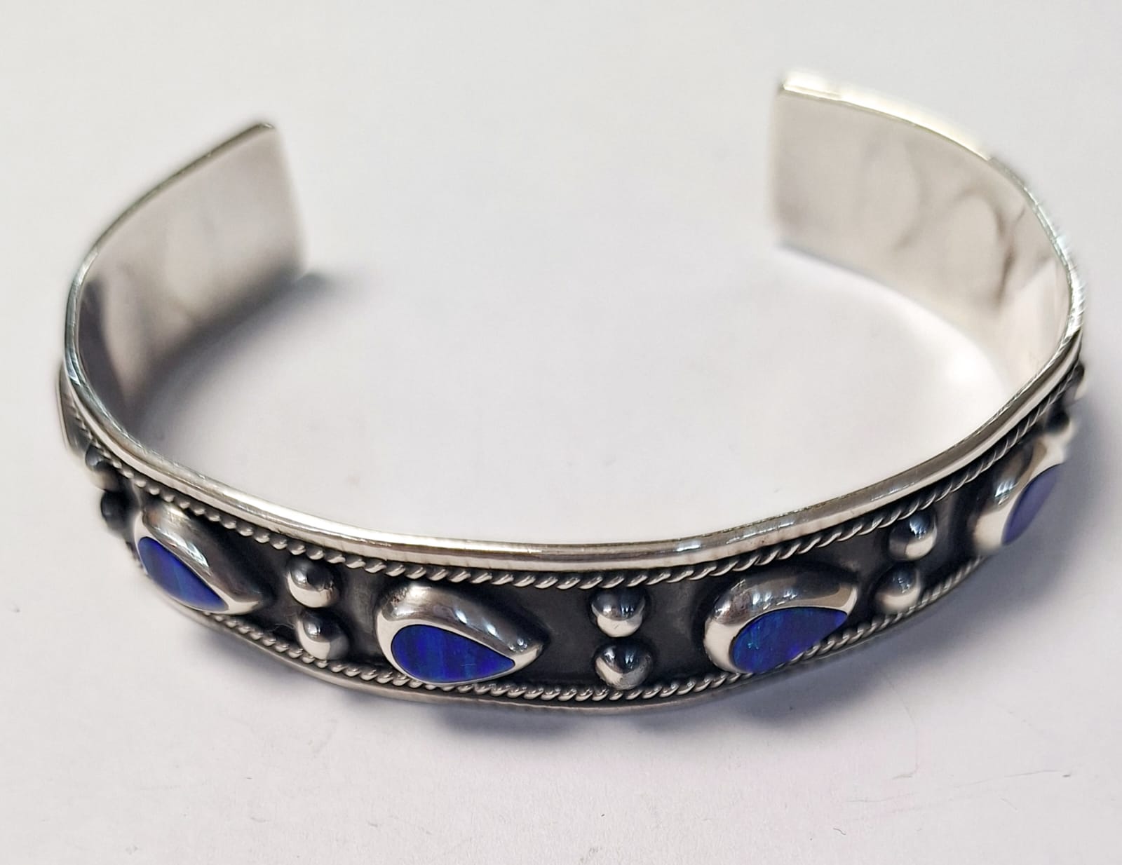 Sello de ley en el interior del brazalete con opalo en plata ley