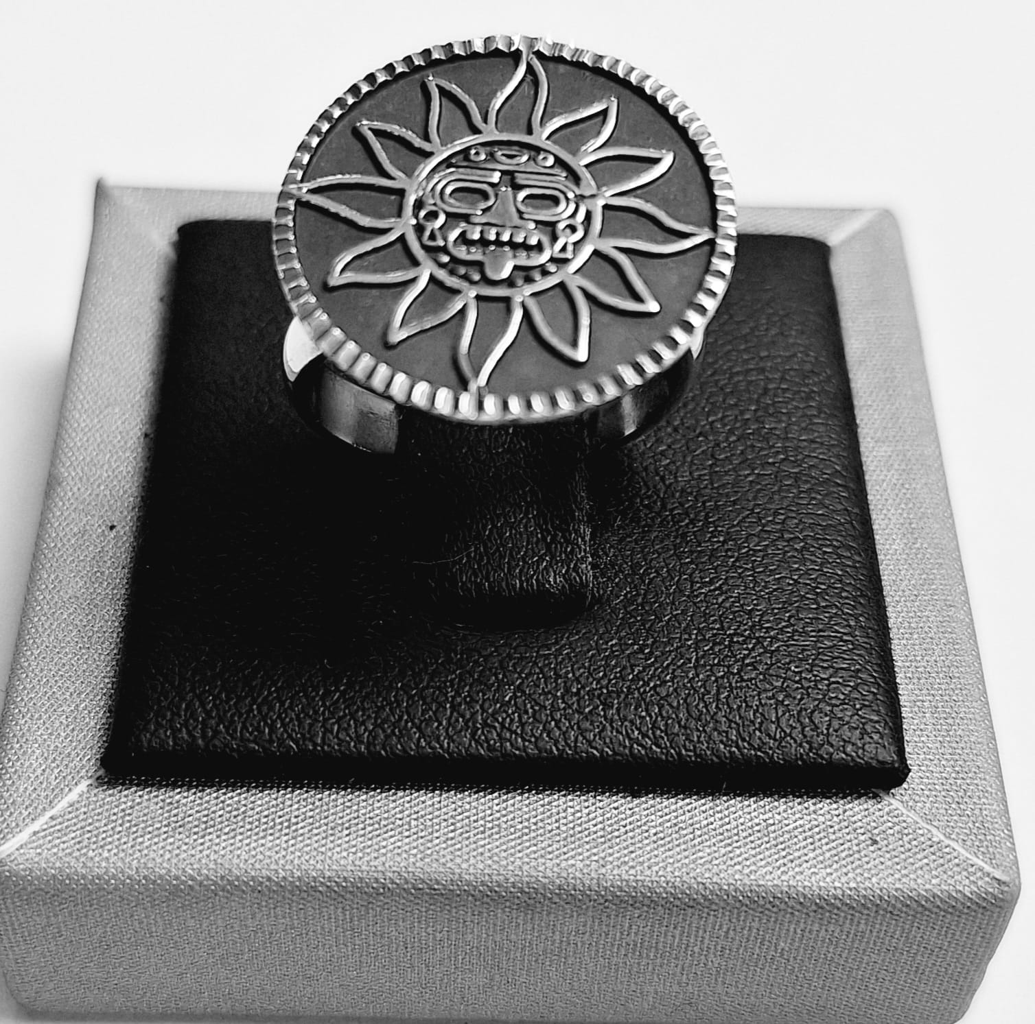 Sello de ley en el interior del anillo sol maya en plata ley 950