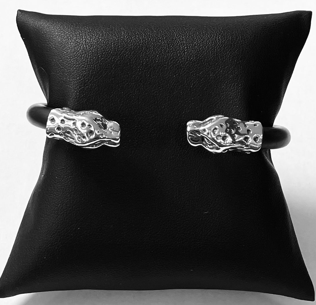 Brazalete en Plata Ley 925 con Caucho, sello de autenticidad Plata Ley .925
