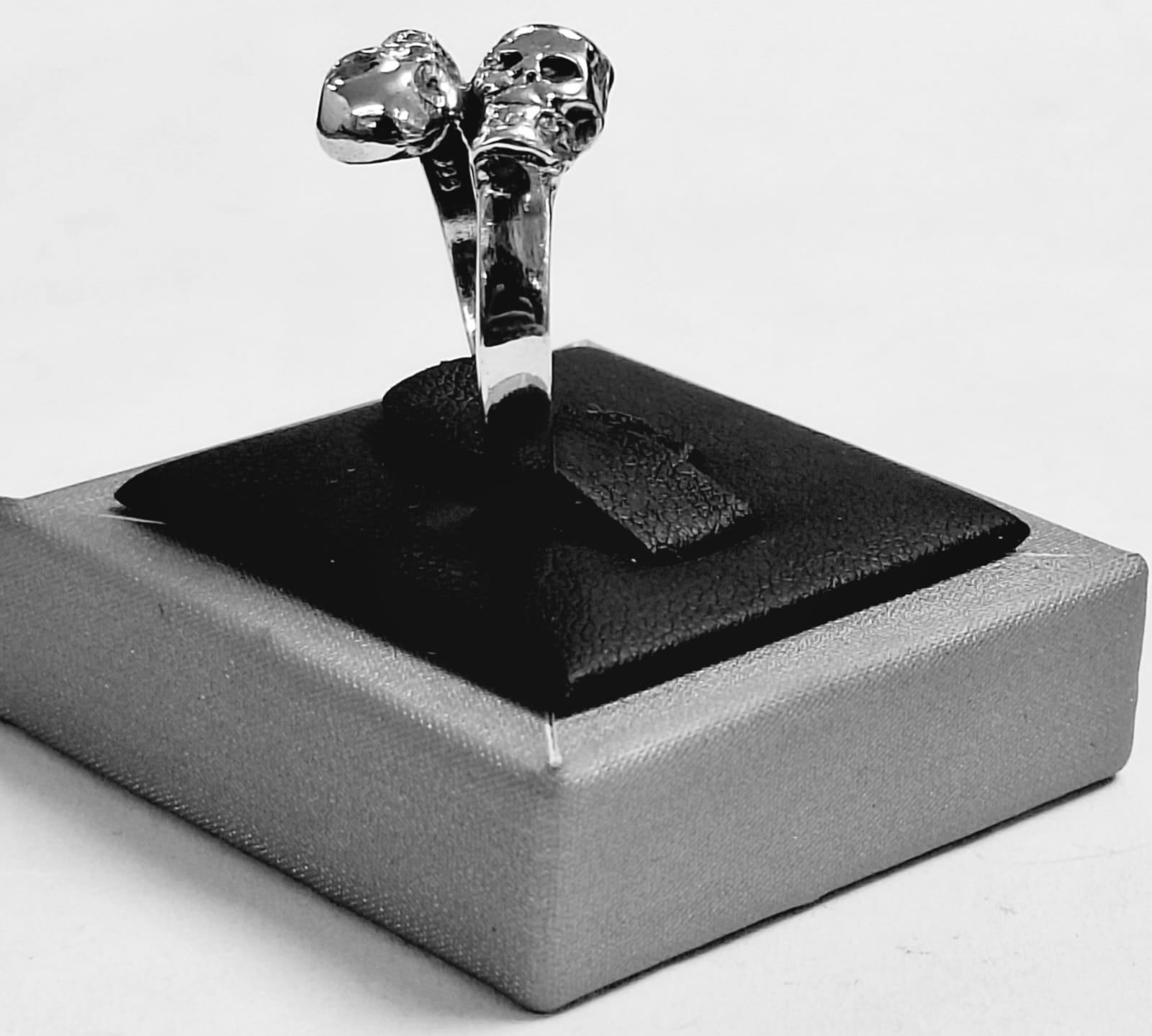 Anillo Doble Calavera en Plata Ley 925, vista frontal