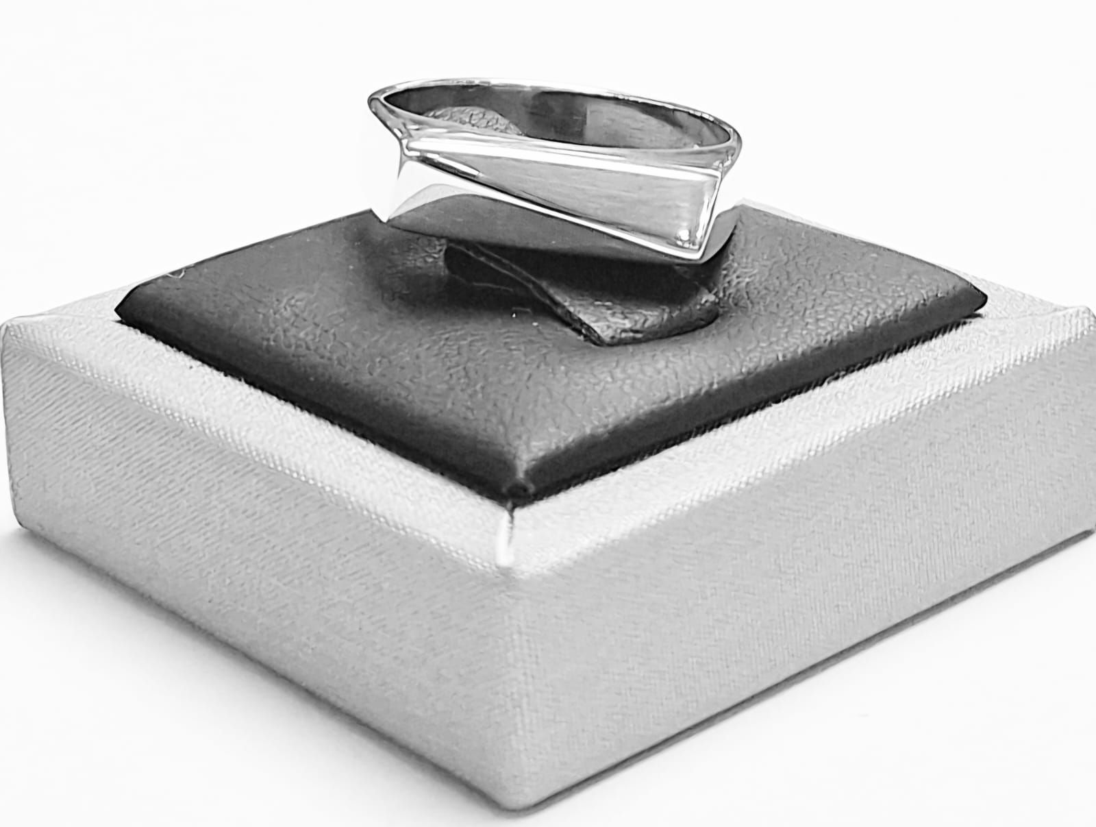 Anillo en Plata Ley 925, sello de autenticidad Plata Ley .925