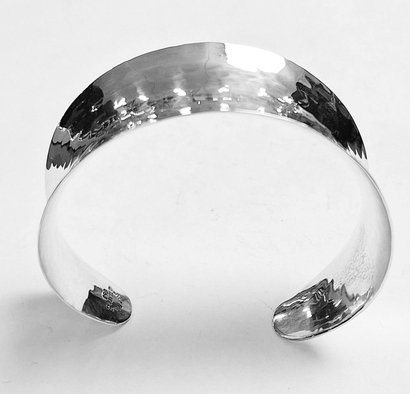 Brazalete Martillado en Plata Ley 950, vista frontal