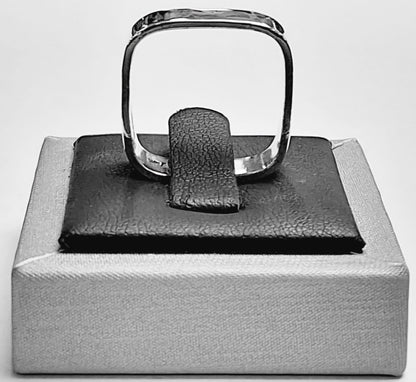Sello de ley en el interior del anillo cuadrado en plata ley 925