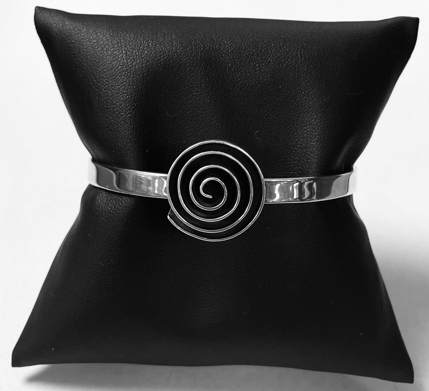 Sello de ley en el interior del brazalete en plata ley 925