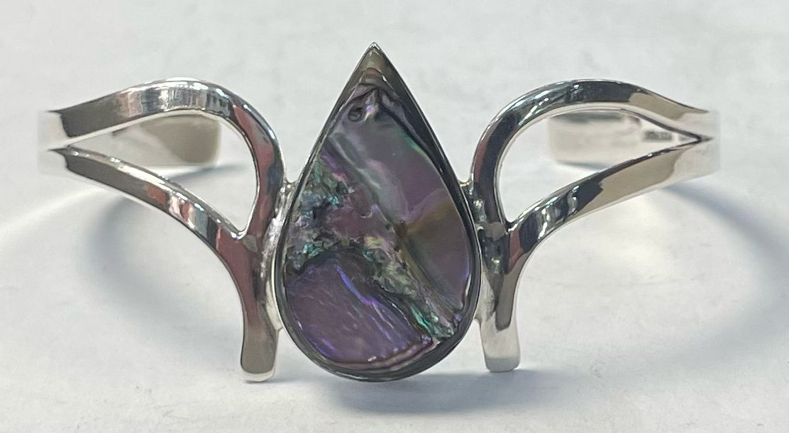 Sello de ley en el interior del brazalete con concha de abulon en plata ley 925