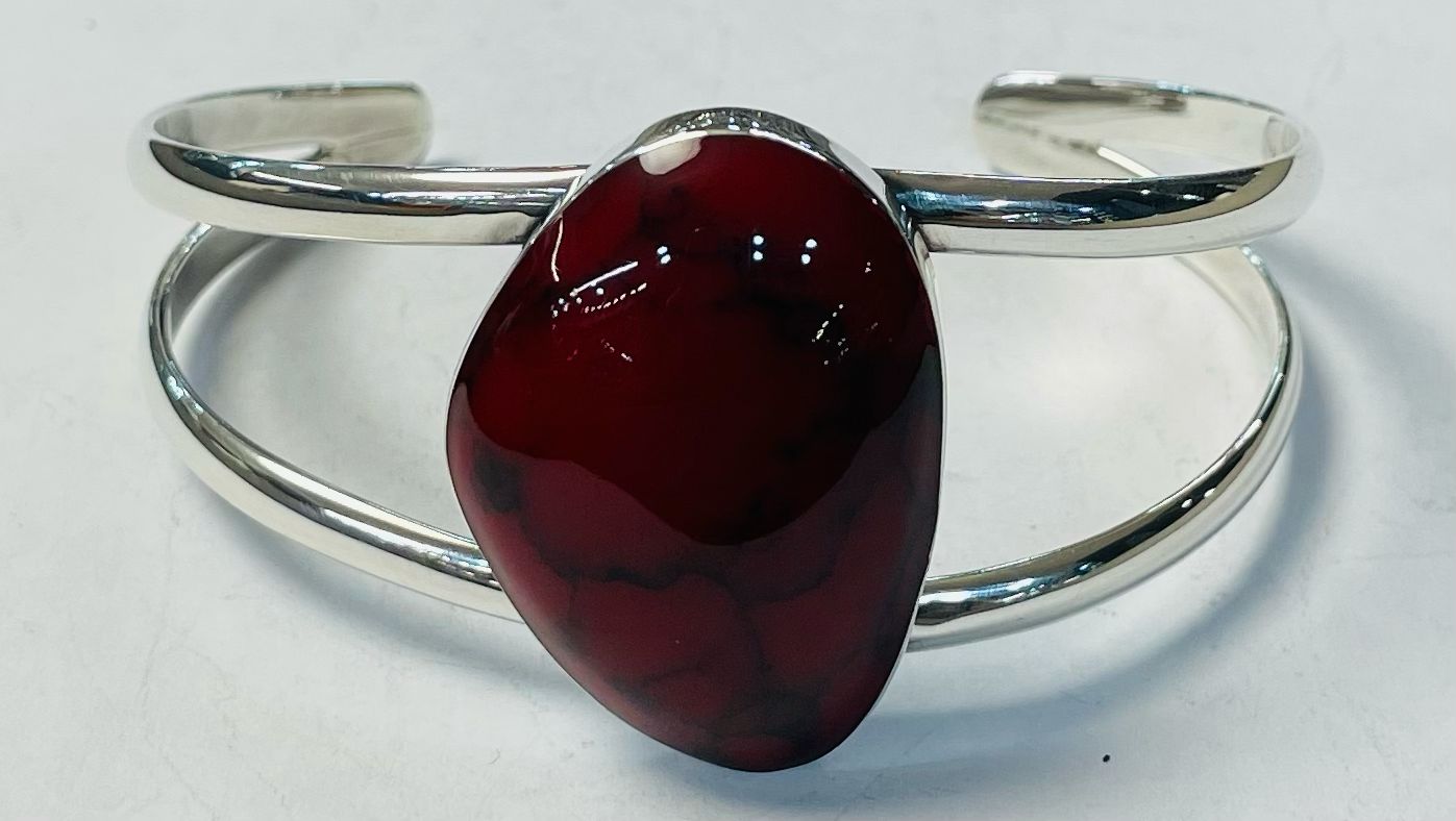 Sello de ley en el interior del brazalete con coral rojo en plata ley 925