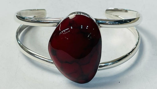 Sello de ley en el interior del brazalete con coral rojo en plata ley 925