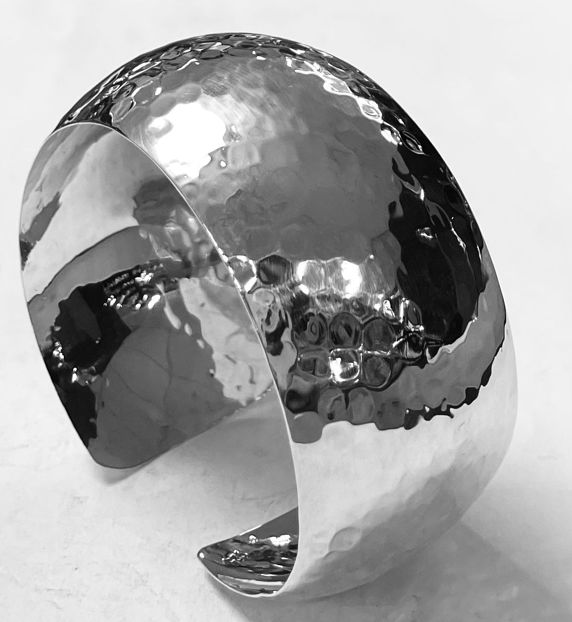 Brazalete Martillado en Plata Ley 925, vista frontal