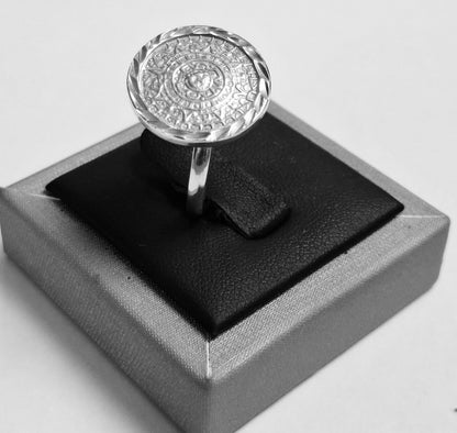 Anillo Calendario Azteca en Plata Ley 925, vista frontal
