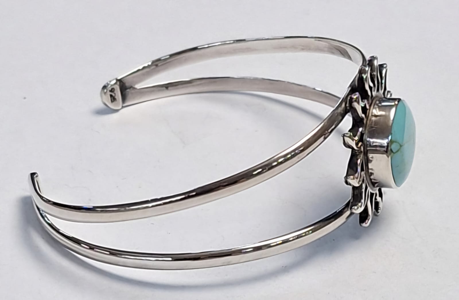 Brazalete con Turquesa en Plata Ley 925, vista frontal