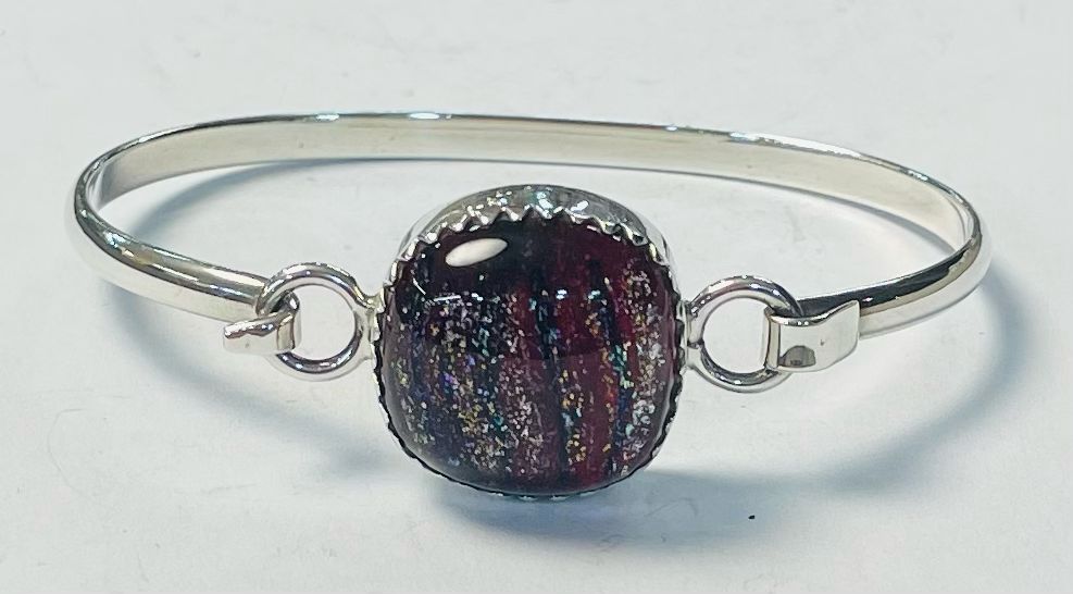 Sello de ley en el interior del brazalete con dicroico en plata ley 925