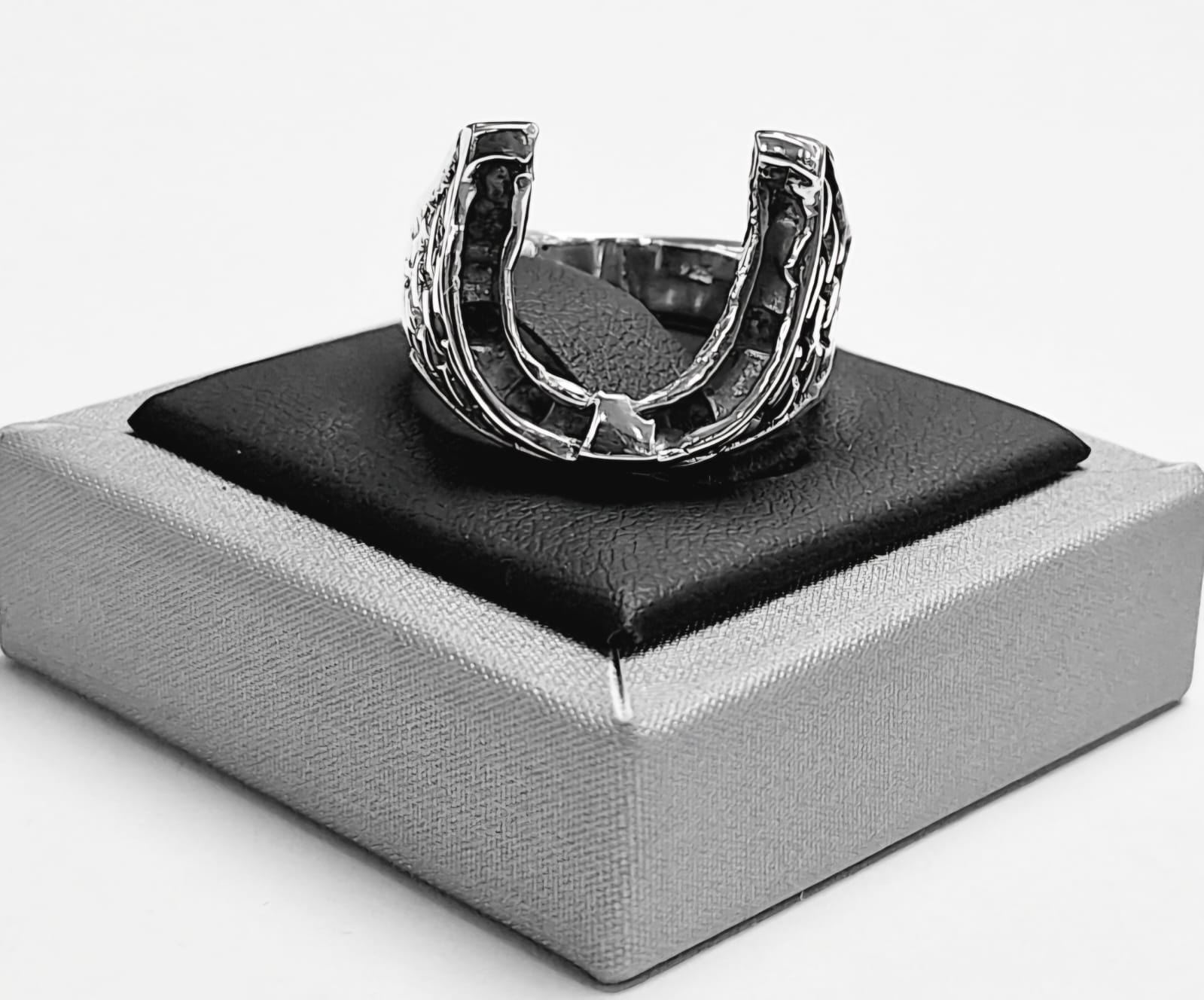 Anillo de Herradura en Plata Ley 925, sello de autenticidad Plata Ley .925