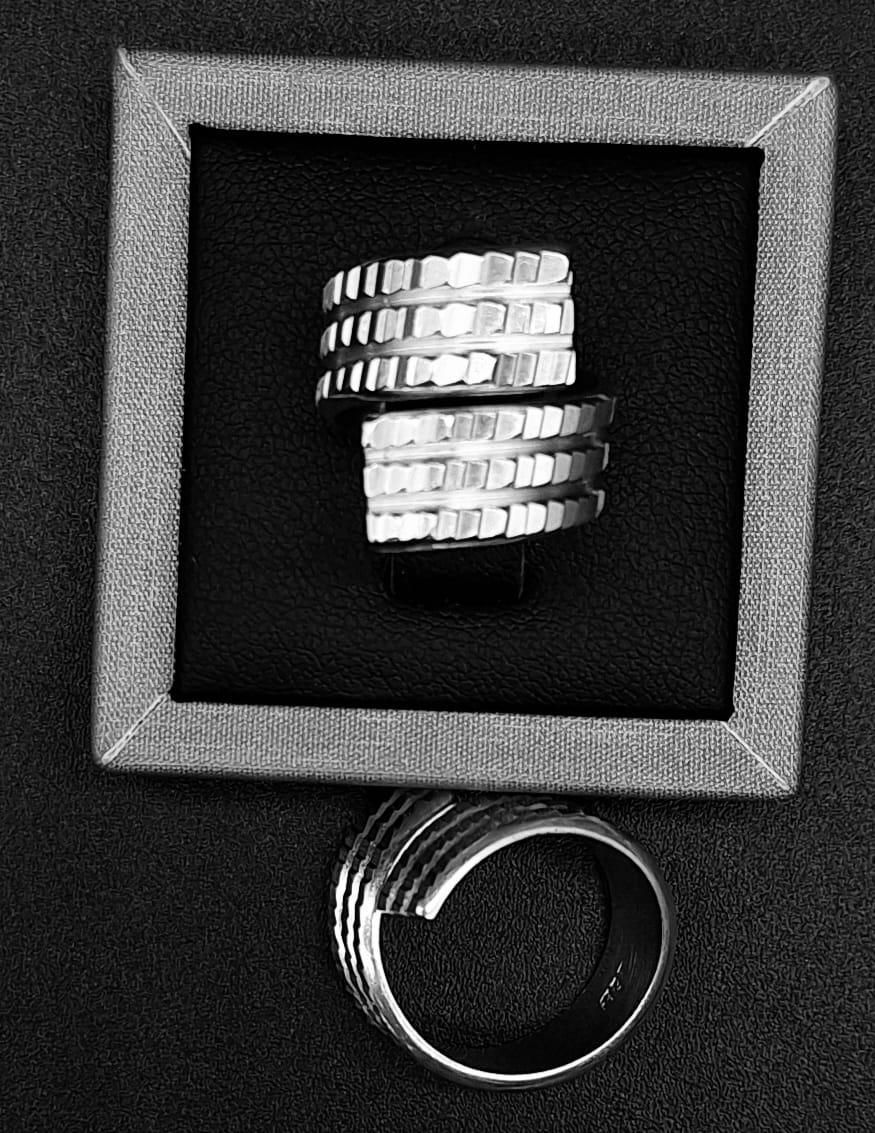 Sello de ley en el interior del anillo diamantada plata 925