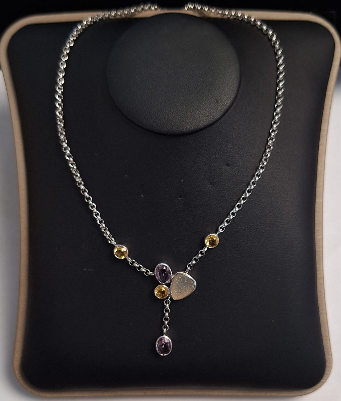 Collar con Incrustaciones de Amatista , Citrina , y Cuarzo en Plata Ley 925, vista frontal